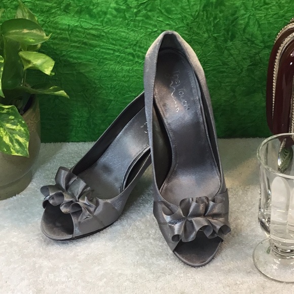 💥”HP”💥💍TOUCH OF Nina” Silver Heels - Picture 2 of 6